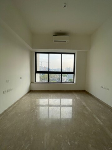 Room in 4 BHK Apartment at Shapoorji Pallonji Vicinia, Powai – for Sale