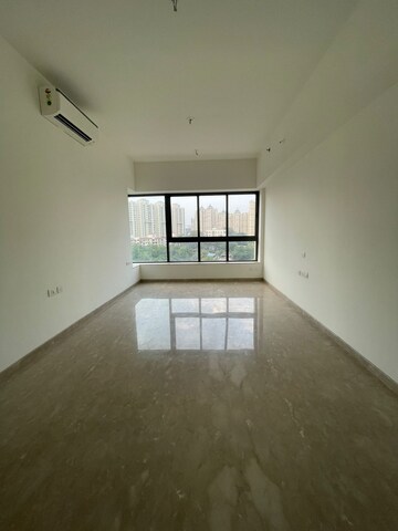 Room in 4 BHK Apartment at Shapoorji Pallonji Vicinia, Powai – for Sale