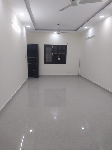 Room in 2 BHK Apartment at Paschim Vihar – for Rent