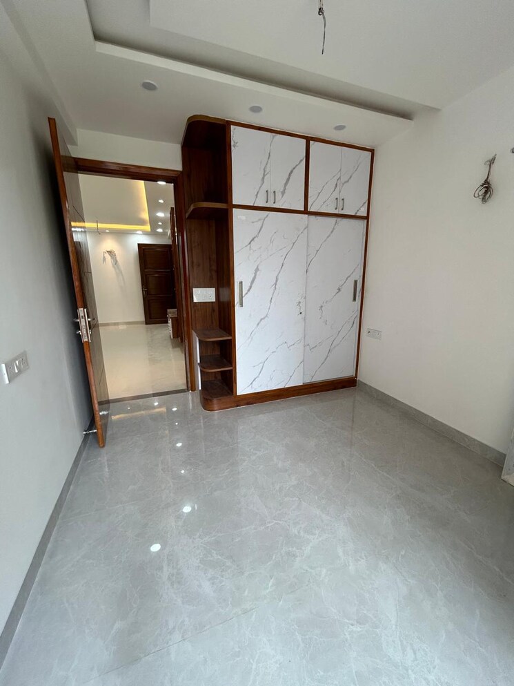 Room, sector 23 dwarka 3 Bedroom 125 Sq.Yd. Apartment In Sector 23 Dwarka Delhi 8262329