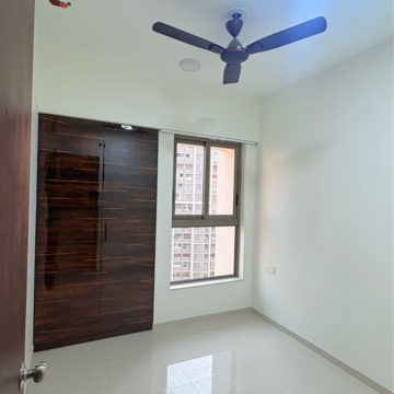 Room in 2 BHK Apartment at Kalpataru Paramount D, Majiwada – for Rent