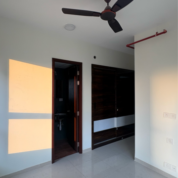 Room in 2 BHK Apartment at Kalpataru Paramount D, Majiwada – for Rent
