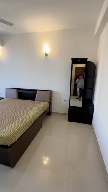 Bedroom in 3.5 BHK Apartment at Gomti Nagar – for Rent