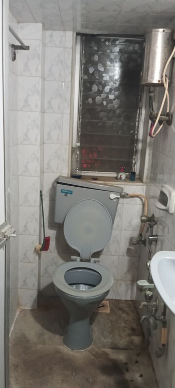 Bathroom in 1 BHK Apartment at Vile Parle West – for Rent
