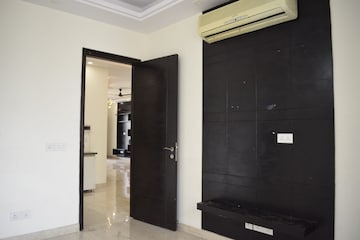 Building Lobby in 3 BHK Apartment at Tulip White, Sector 69 – for Rent