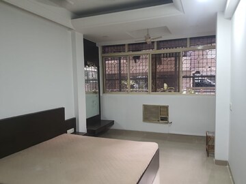 Room in 2 BHK Apartment at Khar West – for Rent