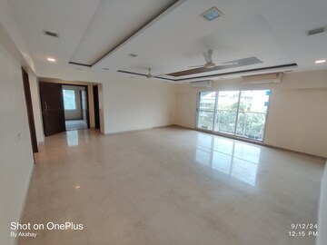 Room in 4 BHK Apartment at Pacific Avenue Santacruz, Santacruz West – for Rent