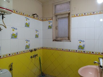 Bathroom in 1.5 BHK Apartment at Khirki Extension – for Rent