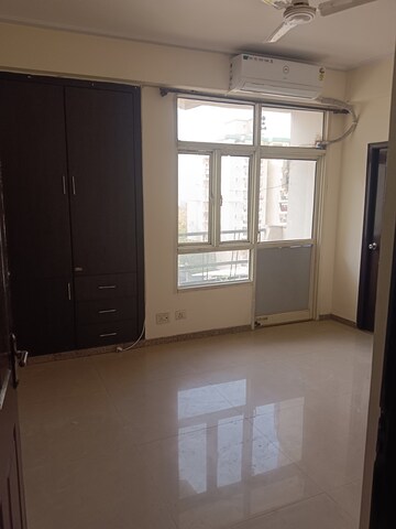 Room in 4 BHK Apartment at Supertech Emerald Court, Sector 93a – for Rent