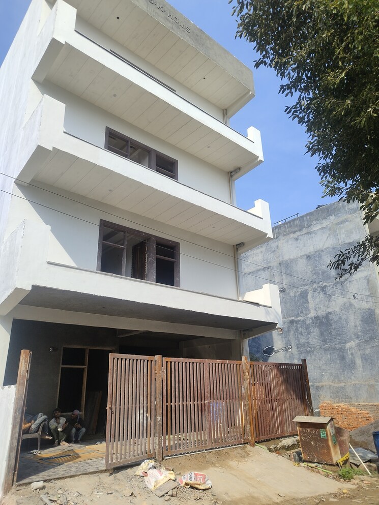 Exterior View, avantika colony 3 Bedroom 150 Sq.Yd. Apartment In Avantika Colony Ghaziabad 8262795