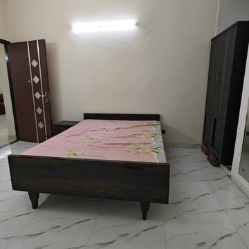 Room in 3 BHK Builder Floor at Sector 52 – for Rent