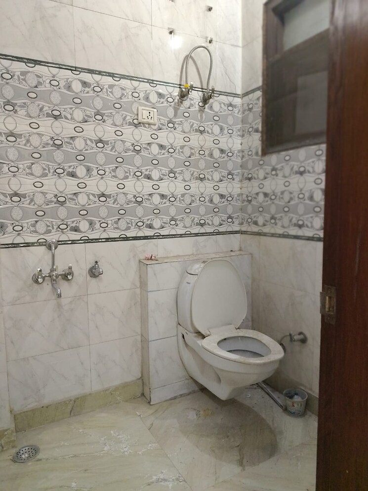 Bathroom, paschim vihar 2 Bedroom 850 Sq.Ft. Builder Floor In Paschim Vihar Delhi 8262937