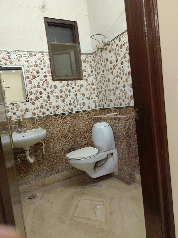 Bathroom, paschim vihar 2 Bedroom 850 Sq.Ft. Builder Floor In Paschim Vihar Delhi 8262937