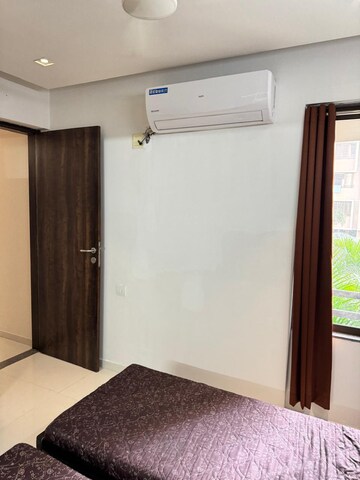 Room in 3 BHK Apartment at Ajmera Casa Vyoma, Vastrapur – for Rent