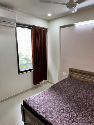 Room in 3 BHK Apartment at Ajmera Casa Vyoma, Vastrapur – for Rent