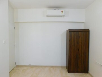 Room in 1 BHK Apartment at Godrej The Trees, Vikhroli East – for Sale