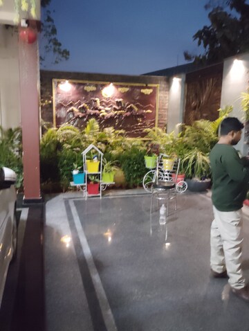 Parking in 2 BHK Builder Floor at Vikas Nagar – for Rent
