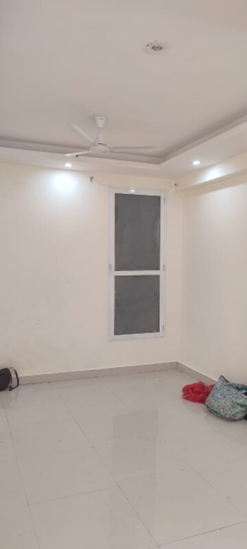 Room in 2 BHK Apartment at Nirala Greenshire, Sector 2 Greater Noida – for Sale