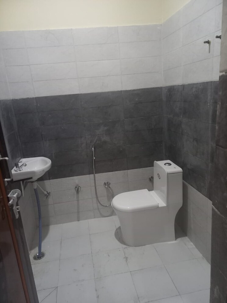 Bathroom, jankipuram 3 Bedroom 1400 Sq.Ft. Independent House In Jankipuram Lucknow 8263878