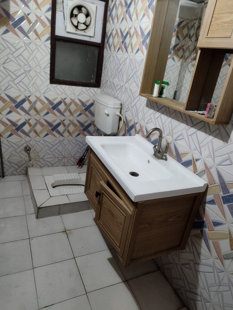 Bathroom, khurram nagar 3 Bedroom 1450 Sq.Ft. Apartment In Khurram Nagar Lucknow 8263892