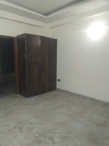 Furnished Amenities in 3 BHK Builder Floor at Super Mart 1, Sector 27 – for Rent