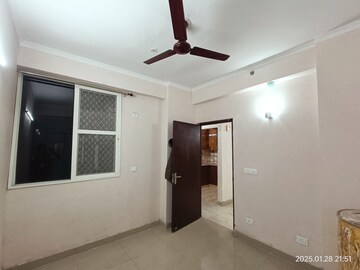 Room in 2.5 BHK Apartment at Amrapali Golf Homes, Sector 4, Greater Noida – for Rent