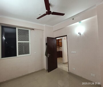 Room in 2.5 BHK Apartment at Amrapali Golf Homes, Sector 4, Greater Noida – for Rent