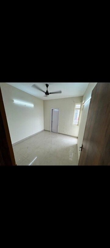 Room in 2 BHK Apartment at Suncity Avenue 76, Sector 76 – for Sale