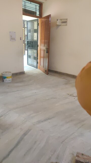 Room in 2 BHK Builder Floor at RPS Paras Apartments, Sector 30 – for Rent