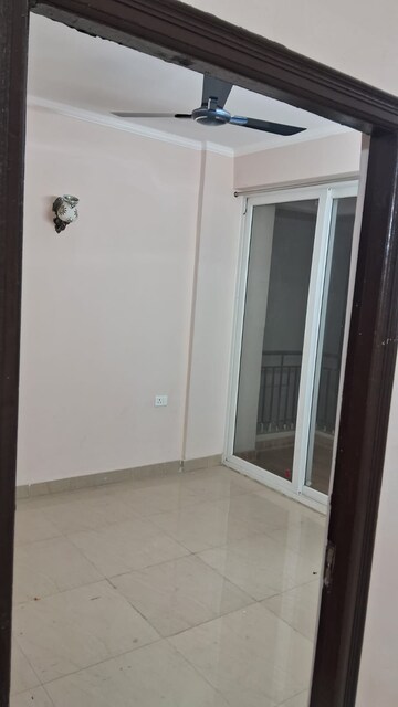 Room in 2.5 BHK Apartment at Amrapali Golf Homes, Sector 4, Greater Noida – for Rent