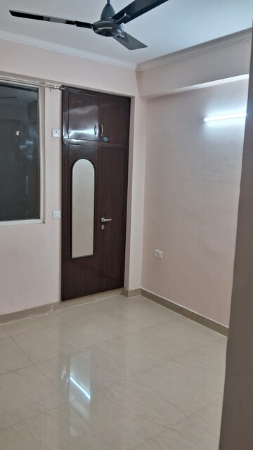 Room in 2.5 BHK Apartment at Amrapali Golf Homes, Sector 4, Greater Noida – for Rent