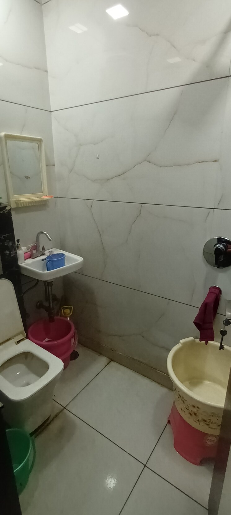 Bathroom, rohini sector 8 2.5 Bedroom 650 Sq.Ft. Builder Floor In Rohini Sector 8 Delhi 8264634