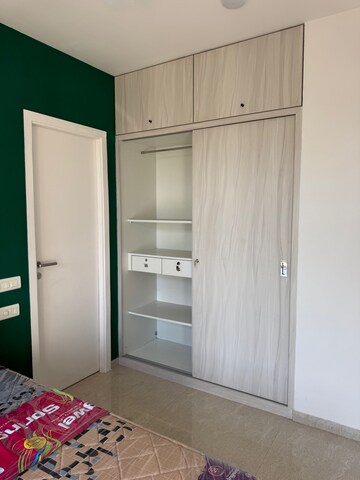 Room in 1 BHK Apartment at Hiranandani Solitaire Studio Apartment, Ghodbunder Road – for Rent
