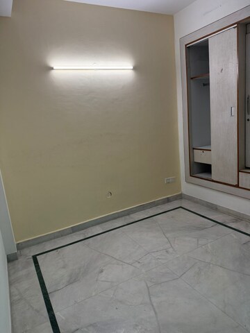 Room in 3.5 BHK Builder Floor at RWA Residential Society Sector 46, Sector 46 – for Rent