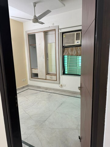 Room in 3.5 BHK Builder Floor at RWA Residential Society Sector 46, Sector 46 – for Rent