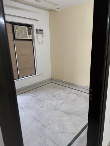 Room in 3.5 BHK Builder Floor at RWA Residential Society Sector 46, Sector 46 – for Rent