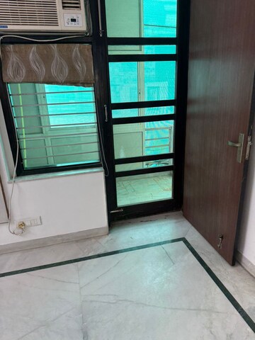 Room in 3.5 BHK Builder Floor at RWA Residential Society Sector 46, Sector 46 – for Rent