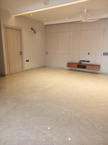 Room in 4 BHK Builder Floor at Sector 39 – for Sale
