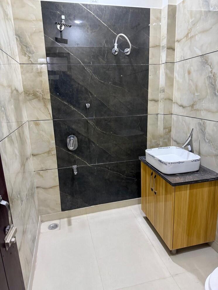 Bathroom, madhavpuram 4 Bedroom 175 Sq.Yd. Apartment In Madhavpuram Meerut 8264998