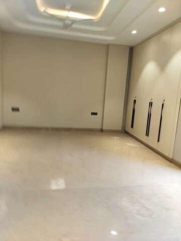 Room in 3 BHK Builder Floor at Defence Colony – for Rent