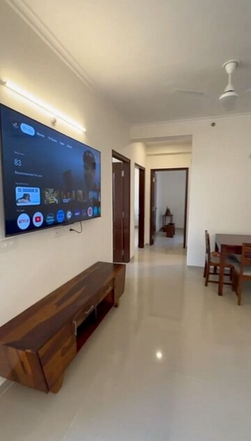 Room in 3 BHK Apartment at Omaxe Waterscapes, Gomti Nagar – for Rent
