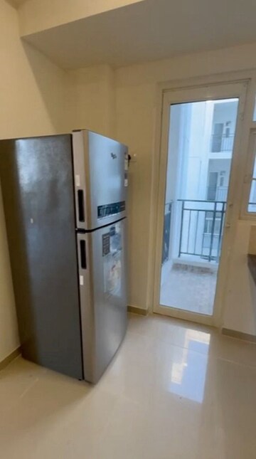 Room in 3 BHK Apartment at Omaxe Waterscapes, Gomti Nagar – for Rent