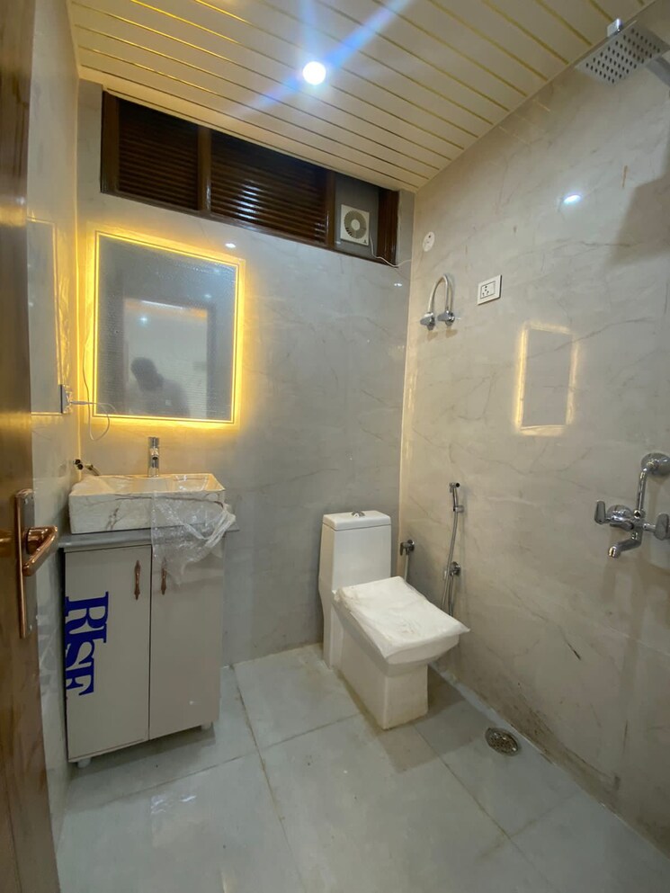 Bathroom, sector 73 3 Bedroom 1350 Sq.Ft. Builder Floor In Sector 73 Noida 8265148