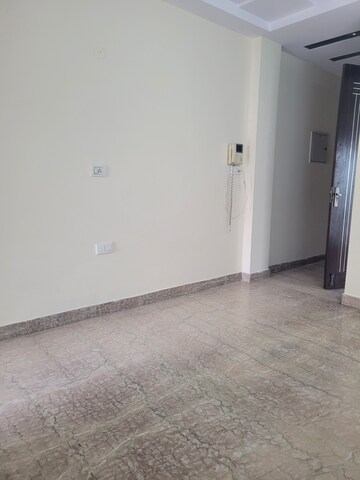 Furnished Amenities in 2 BHK Builder Floor at Janakpuri – for Rent