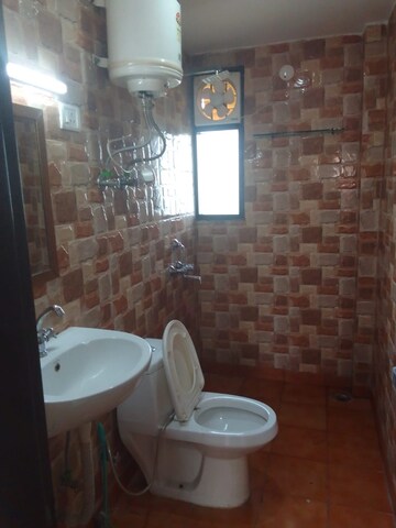 Bathroom in 1 BHK Builder Floor at Sector 40 – for Rent