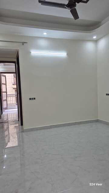 Room in 1.5 BHK Builder Floor at Palm Residency Chhatarpur, Chattarpur – for Rent