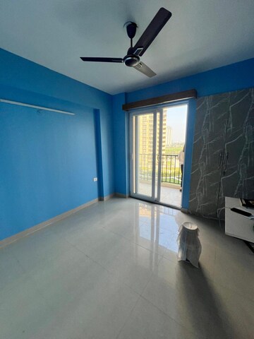 Room in 2 BHK Apartment at Tata Eureka Park, Sector 150 – for Rent