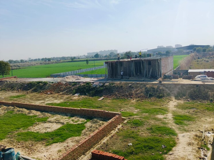 Garden, upsidc site b  700 Sq.Yd. Plot In Upsidc Site B Greater Noida 8266154