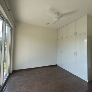 Room in 4 BHK Builder Floor at BPTP Amstoria, Sector 102 – for Rent