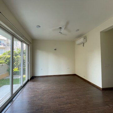 Room in 4 BHK Builder Floor at BPTP Amstoria, Sector 102 – for Rent